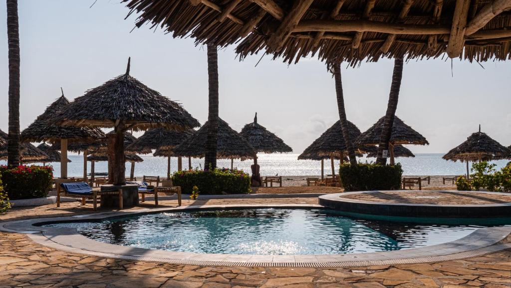 AHG Waridi Beach Resort & Spa baseins ar pludmales skatu