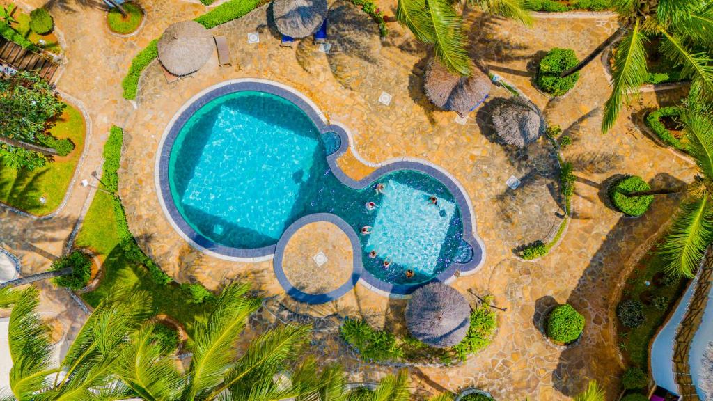 AHG Waridi Beach Resort & Spa baseins ar tropu augiem apkārt