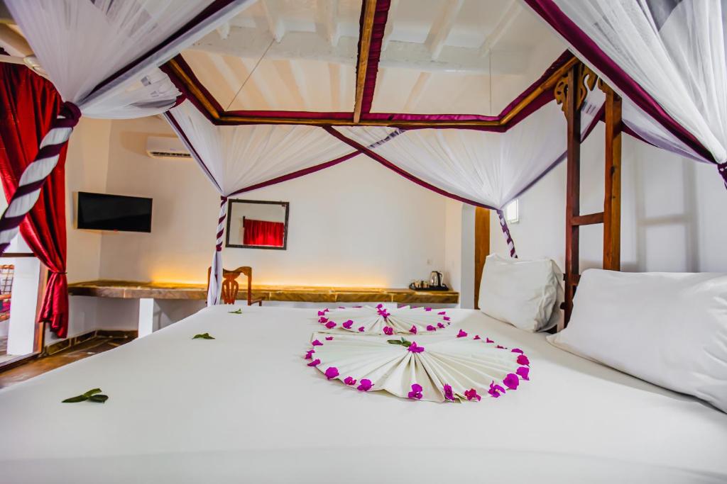 Romantiska gultas noformējums numurā AHG Waridi Beach Resort & Spa.