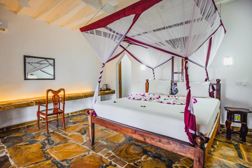 Romantisks numurs AHG Waridi Beach Resort & Spa ar gultu ar moskītu tīklu