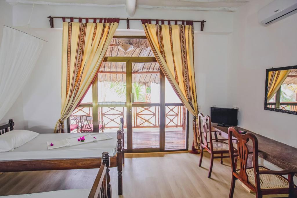 AHG Waridi Beach Resort & Spa numurs ar balkonu un skatu uz dabu