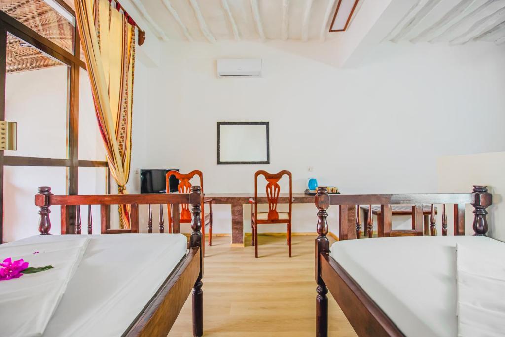 Numuri AHG Waridi Beach Resort & Spa ar divām gultām un rakstāmgaldu.