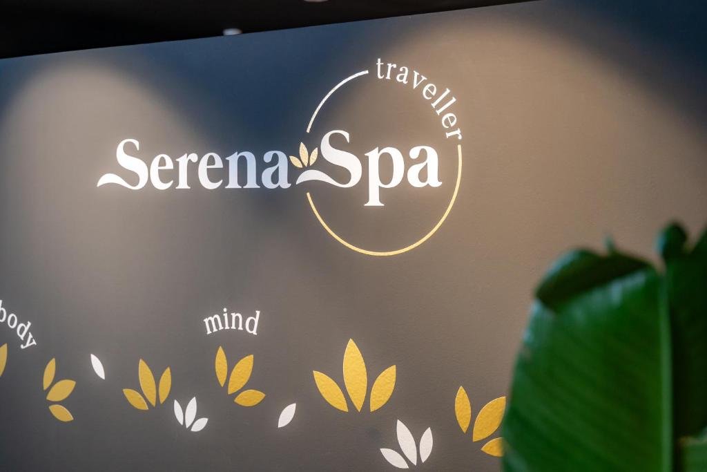 Serena Spa logo ar lapu motīviem, kas simbolizē ķermeņa un prāta harmoniju. Eleganta dizaina elements, kas iedvesmo relaksāciju un labsajūtu.