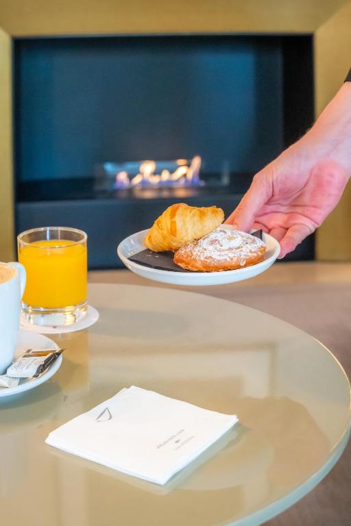 Svaigā kafija un gardi cepumi tiek pasniegti pie kamīna, radot siltu un mājīgu atmosfēru.