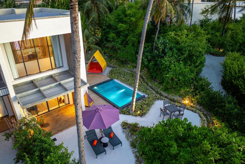 Mūsdienīga villa ar privātu baseinu, dārzu un terasi, ko ieskauj zaļumi un palmās. Ideāla vieta atpūtai un relaksācijai.