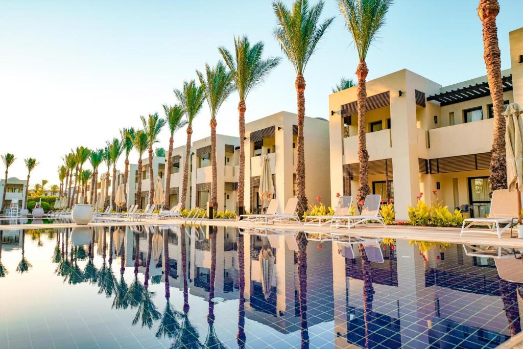 Sentido Reef Oasis Senses Resort piekrastes baseins ar palmām un numuriem