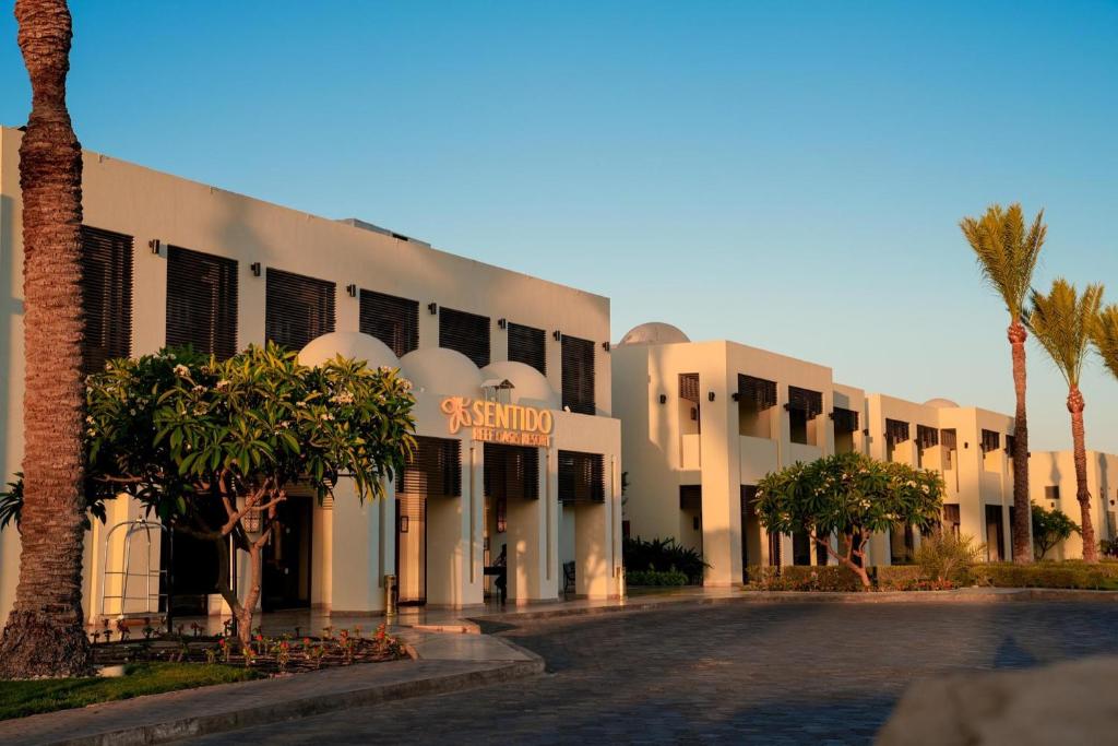 Viesnīcas Sentido Reef Oasis Senses Resort pievilcīgā fasāde piekrastē