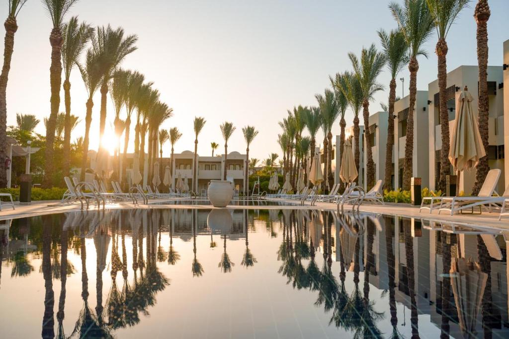 Saullēkta ainava pie baseina Sentido Reef Oasis Senses Resort.