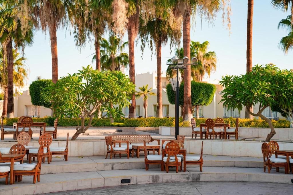 Sentido Reef Oasis Senses Resort āra terase ar koka mēbelēm un palmām