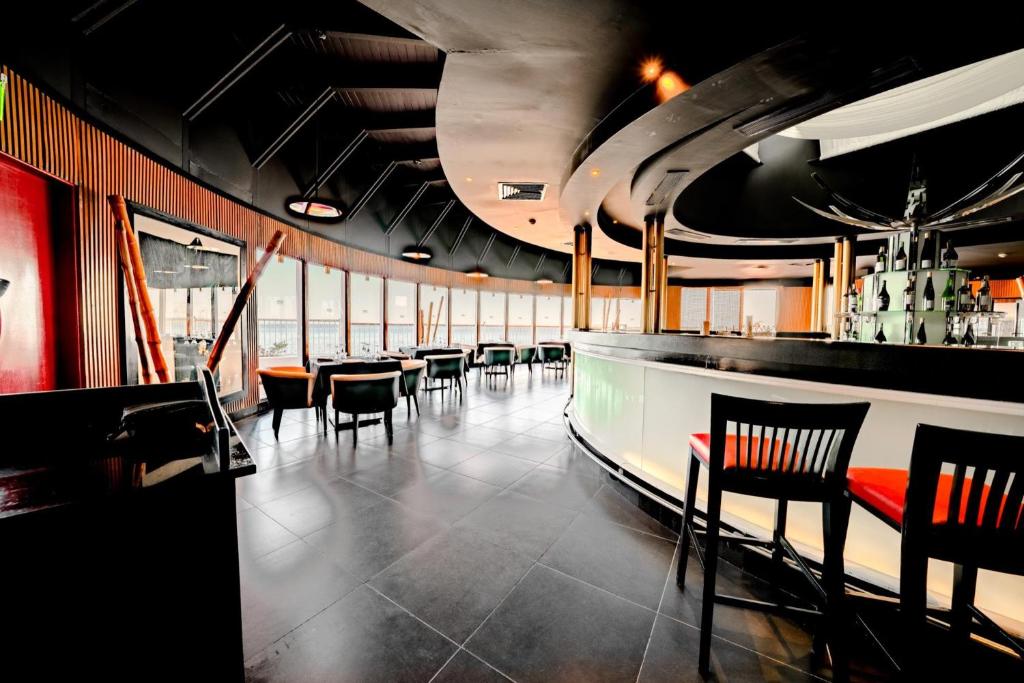 Mūsdienīgs bārs Sentido Reef Oasis Senses Resort ar elegantu interjeru.