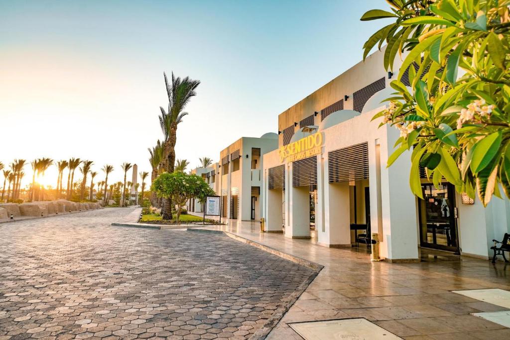 Saulrieta gaisma pie Sentido Reef Oasis Senses Resort ieejas.