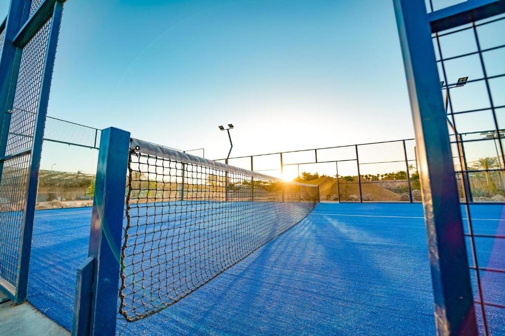 Tenisa laukums ar saulrietu pie Sentido Reef Oasis Senses Resort