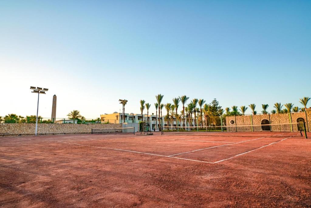 Tenisa korts pie Sentido Reef Oasis Senses Resort, skaidra debesis un palmas.