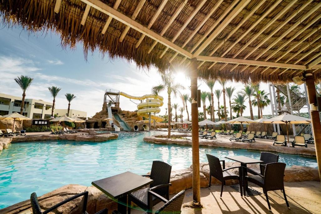 Peldbaseins ar ūdens slidkalniņu pie Sentido Reef Oasis Senses Resort, piekrastē.