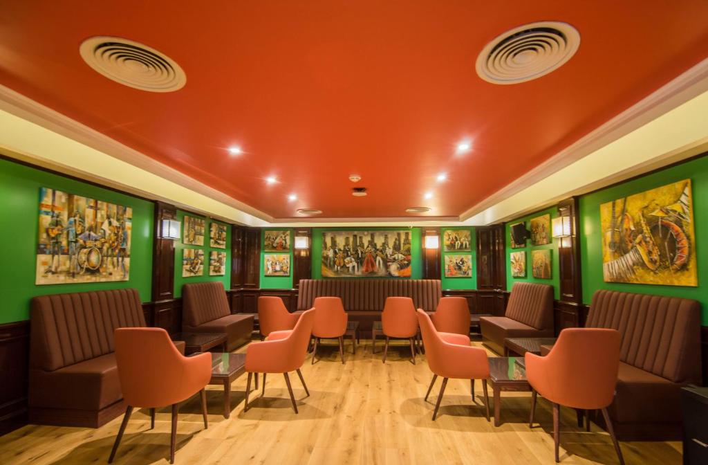 Elegants atpūtas telpa Sentido Reef Oasis Senses Resort ar mākslas darbiem.