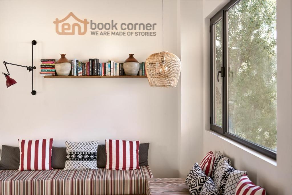 Mūsdienīgs un ērts lasīšanas stūrītis ar grāmatām, dekoratīvām spilveniem un elegantu apgaismojumu. Ideāla vieta atpūtai un iedvesmai.