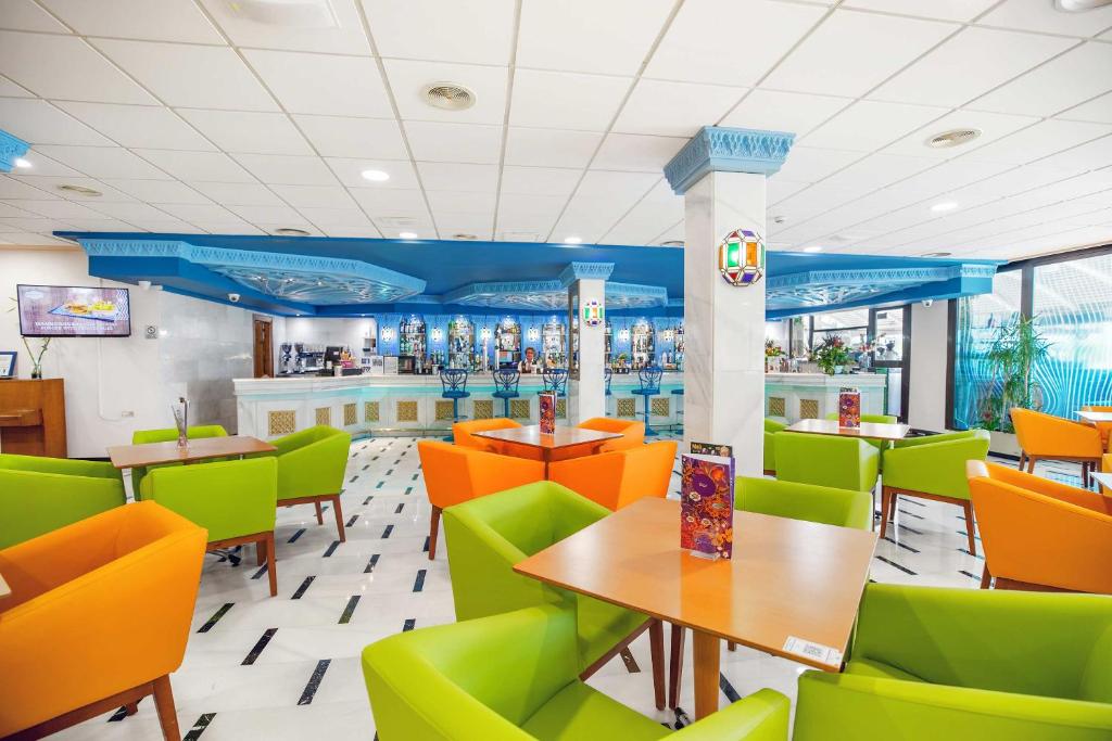 Mūsdienīgs un krāsains restorāna interjers ar zaļām, oranžām un koka krēsliem, kā arī bāra zonu, kurā redzami dzērieni un apgaismojums. Gaisotne ir draudzīga un aicinoša, ideāla vieta relaksācijai.