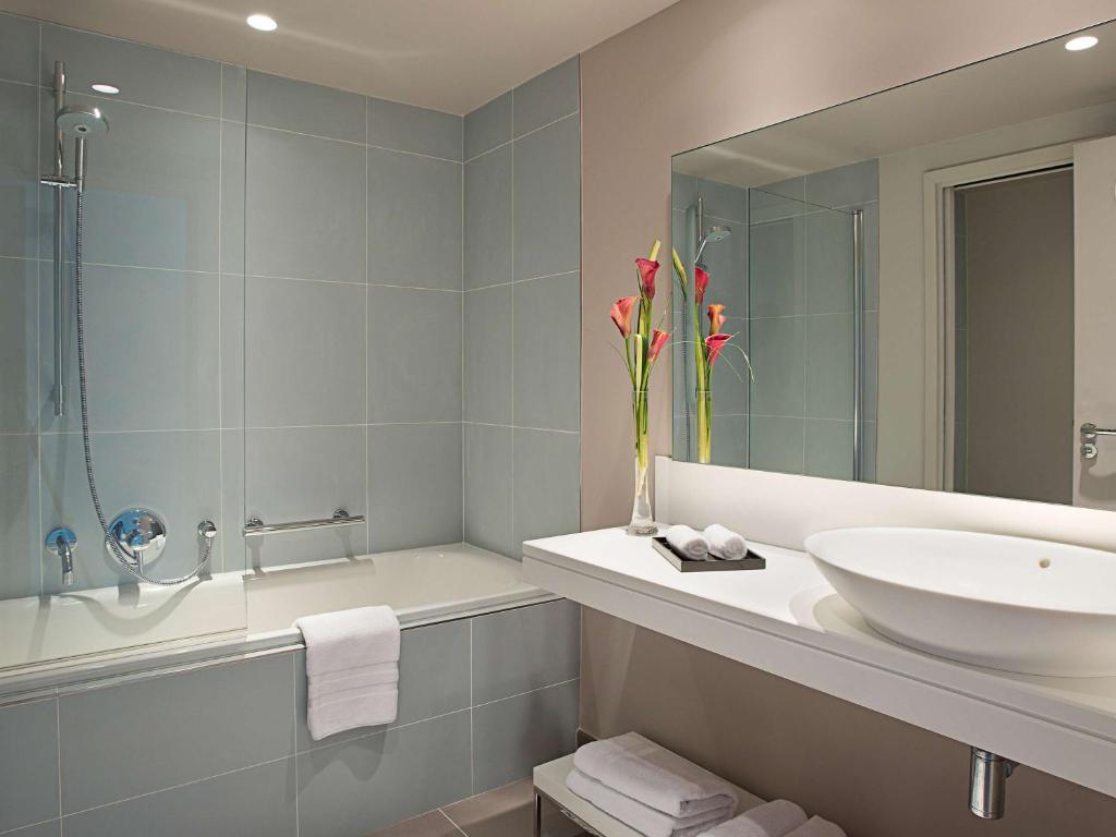 Cures Marines Hotel Thalasso & Spa Trouville - MGallery Collection moderns vannas istaba ar vannu un dušu