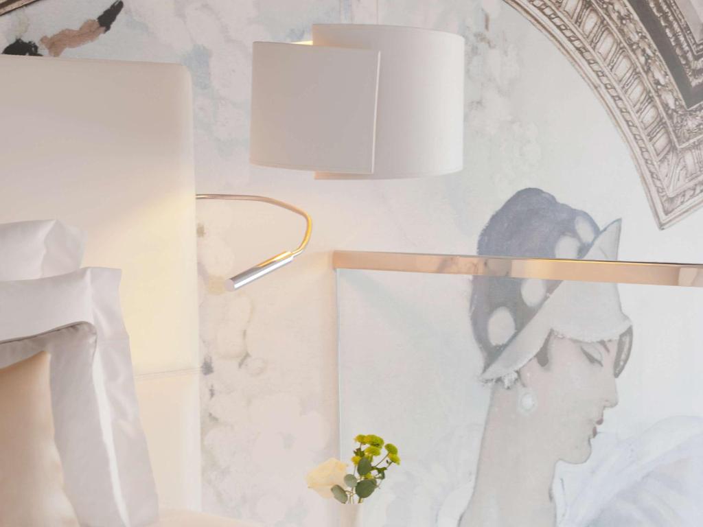 Cures Marines Hotel Thalasso & Spa Trouville - MGallery Collection numura interjers ar elegantu apgaismojumu.