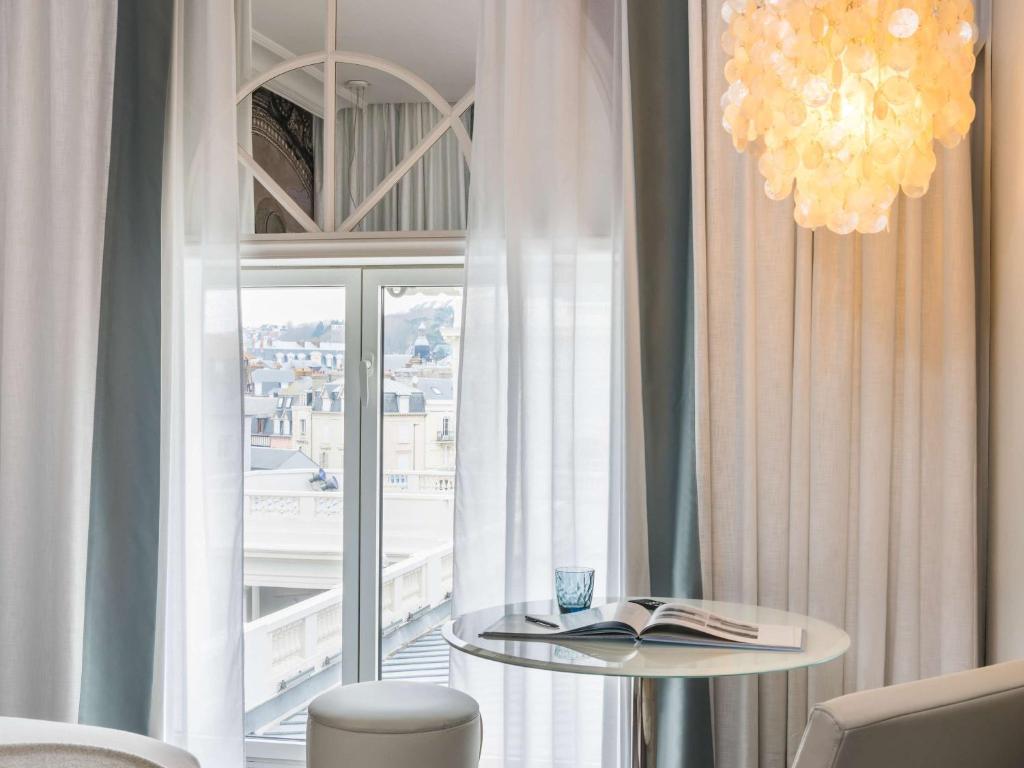 Cures Marines Hotel Thalasso & Spa Trouville - MGallery Collection numura interjers ar skatu.