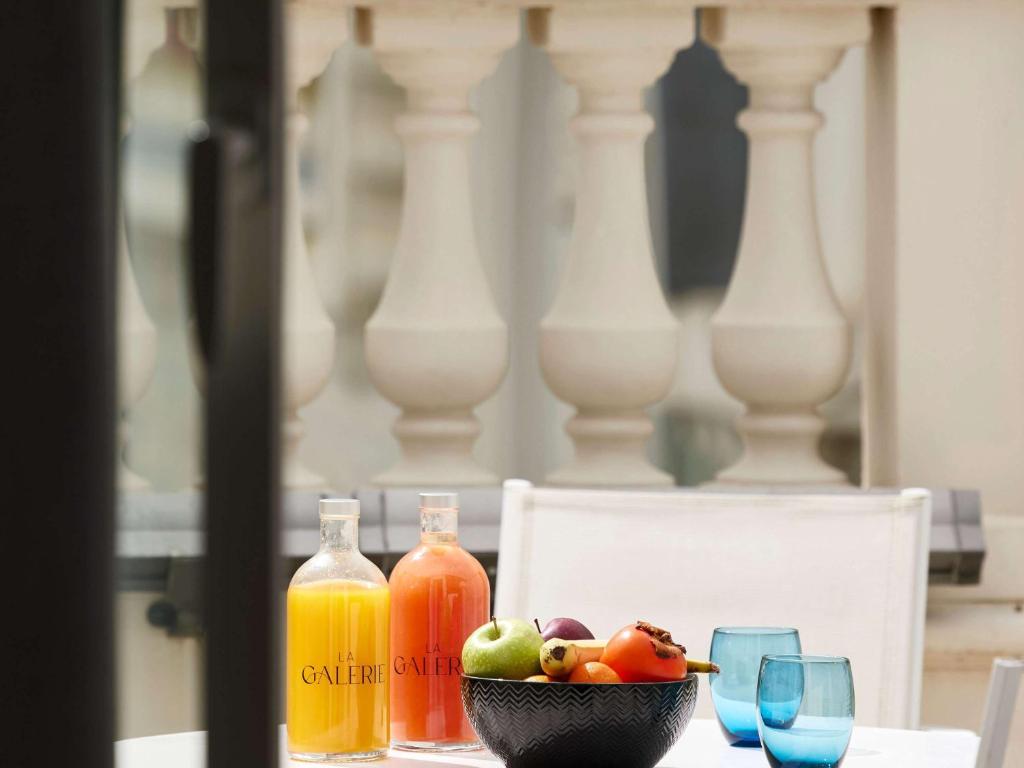 Citrus un augļu dzērieni uz terases pie Cures Marines Hotel Thalasso & Spa Trouville - MGallery Collection