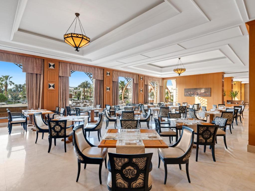 Elegants restorāns ar plašām telpām, greznām mēbelēm un logiem, kas piedāvā skatu uz dārzu. Interjers ir gaišs un mūsdienīgs, radot patīkamu atmosfēru.