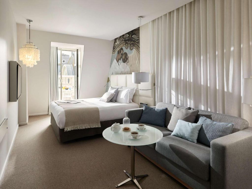 Mūsdienīgs numurs ar ērtu gultu un dzīvojamo zonu Cures Marines Hotel Thalasso & Spa Trouville - MGallery Collection