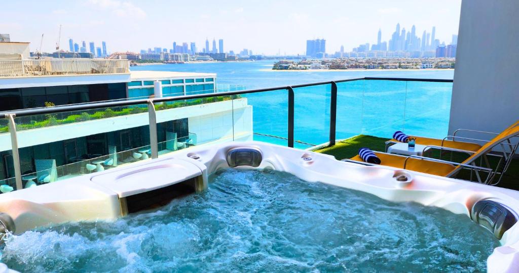 Jakuzi ar skatu uz pilsētu un ūdeni, ideāla vieta relaksācijai un atpūtai. Gaismas un krāsas rada patīkamu atmosfēru.