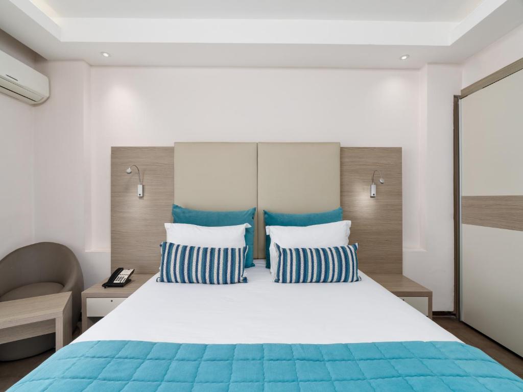 Mūsdienīgs viesnīcas numurs ar ērtu gultu un krāsainu gultas veļu. Numurā ir arī mīksta atpūtas zona un moderna apgaismojuma sistēma.