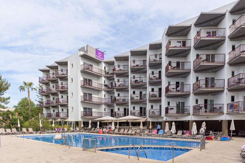 Mūsdienīgs viesnīcas komplekss ar terasēm un baseinu, kas atrodas apzaļumotā vidē. Viesi var baudīt relaksāciju pie ūdens un saulainās dienas.