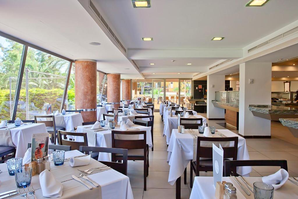 Mūsdienīgs restorāns ar gaišām telpām, kuras rotā baltas galdautas un eleganti galda piederumi, rada patīkamu un viesmīlīgu atmosfēru. Lielie logi nodrošina dabisko apgaismojumu un skatu uz dārzu.