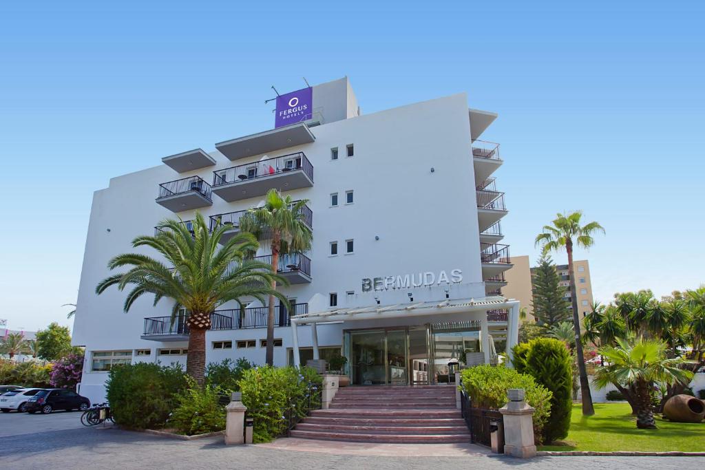 Mūsdienīga viesnīca ar nosaukumu "Bermudas", kas atrodas starp palmām un zaļumiem, piedāvā balkonus un viesmīlīgu ieeju.