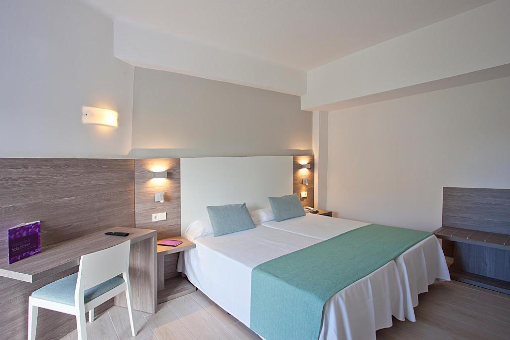 Mūsdienīgs viesnīcas numurs ar divām gultām, gaišām sienām un koka akcentiem. Numurā ir rakstāmgalds un krēsls, kā arī naktslampas abās gultas pusēs.