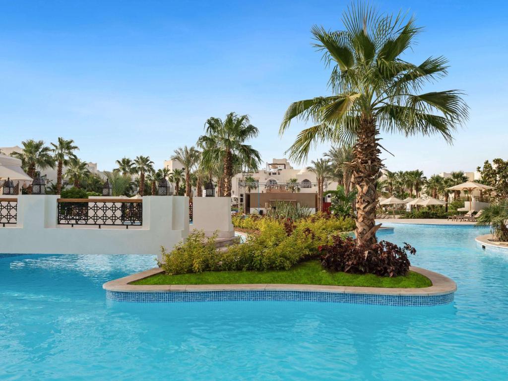 Tropu oāze ar palmām un skaidru zilu ūdeni, veidojot relaksējošu atmosfēru. Ideāla vieta atpūtai un atjaunošanai.