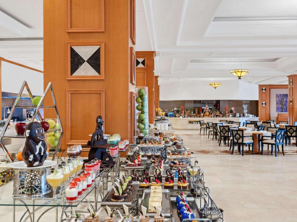 Elegants restorāns ar plašu deserts un dzērienu izvēli, rotāts ar mākslinieciskām figūrām un bagātīgi klātiem galdiem. Ideāla vieta gardēžiem un svinībām.