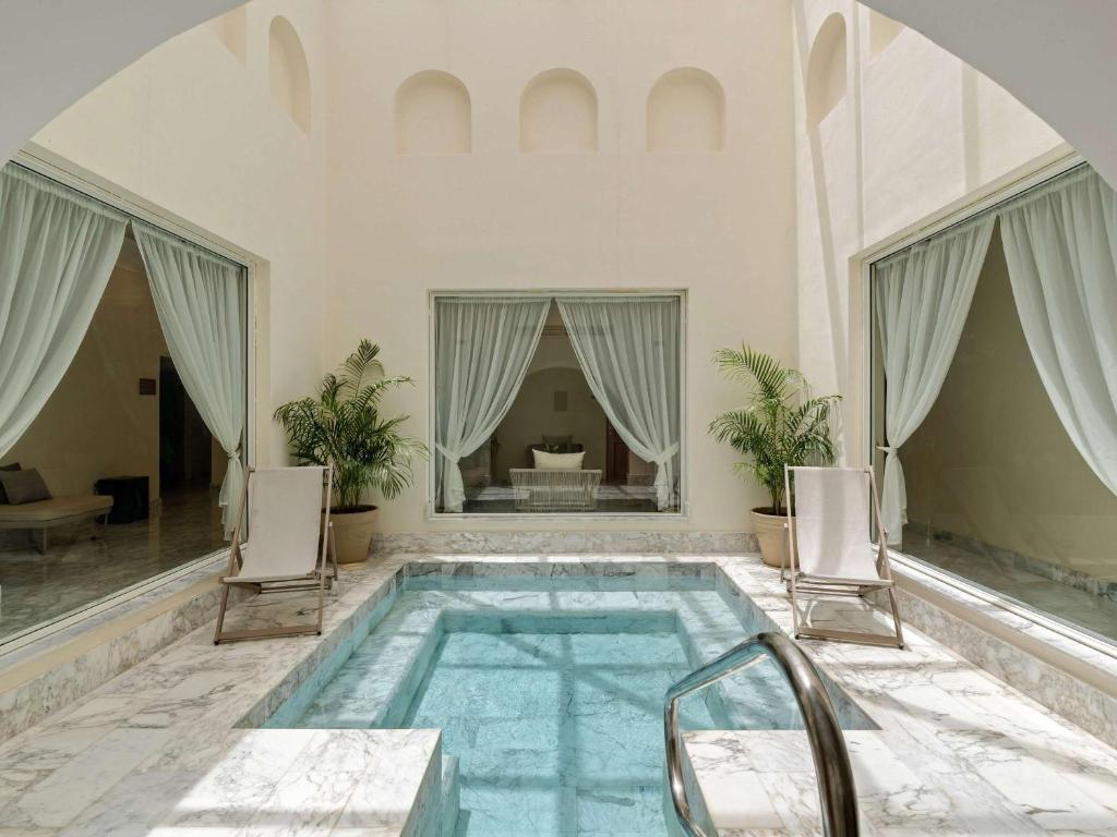 Mūsdienīga, gaiša telpa ar privātu baseinu un elegantiem akcentiem, ko ieskauj zaļumi un gaisīgas aizkari. Ideāla vieta relaksācijai un atpūtai.