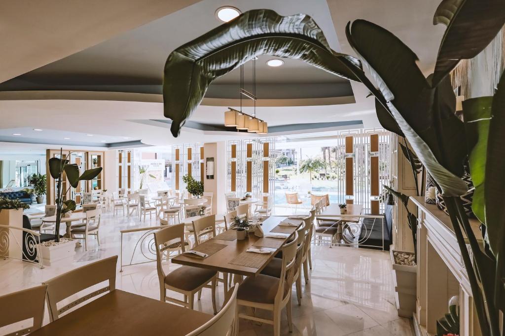 Mūsdienīgs restorāns ar gaišu interjeru, ko rotā augi un plaši logi, kas nodrošina dabiska apgaismojuma plūsmu. Galdi ir sakārtoti ērtā un gaumīgā veidā, radot aicinošu atmosfēru.