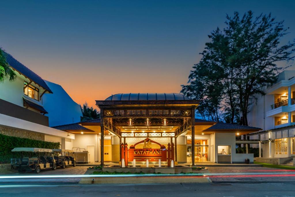 Katathani Phuket Beach Resort ieeja ar tumsu fona apgaismojumu