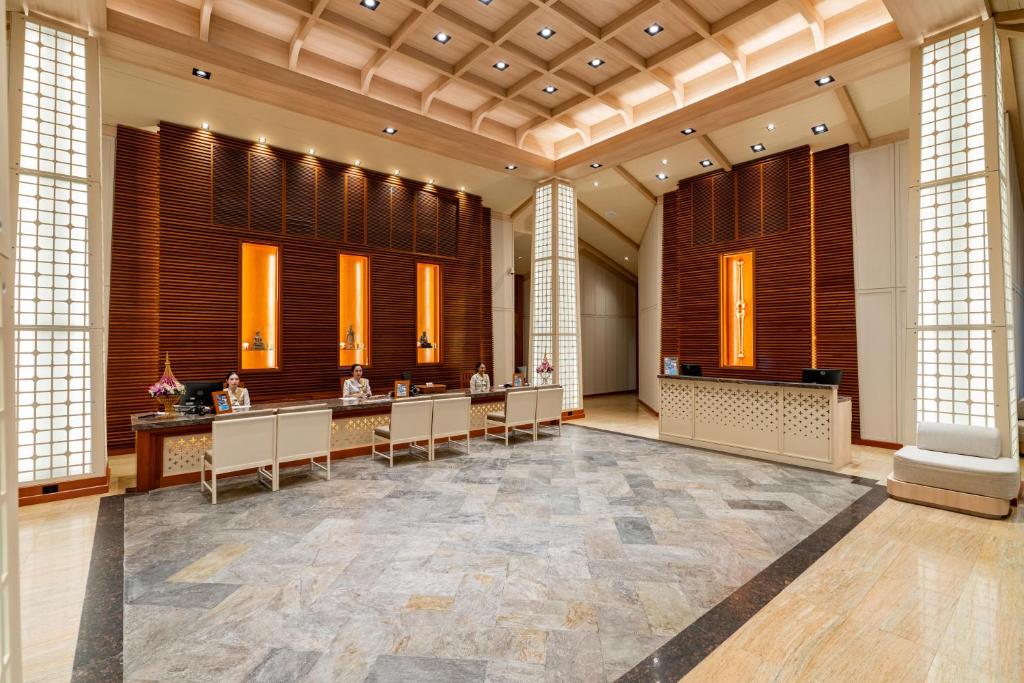 Katathani Phuket Beach Resort elegants reģistratūras interjers ar siltām krāsām.