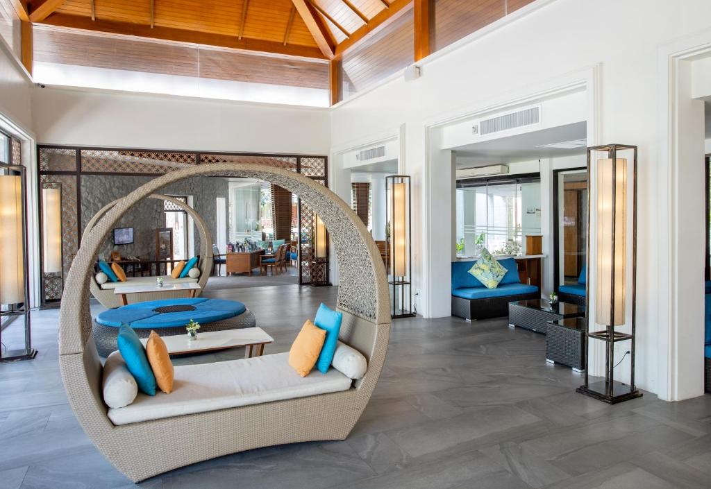 Mūsdienīgs atpūtas zonas interjers viesnīcā Katathani Phuket Beach Resort