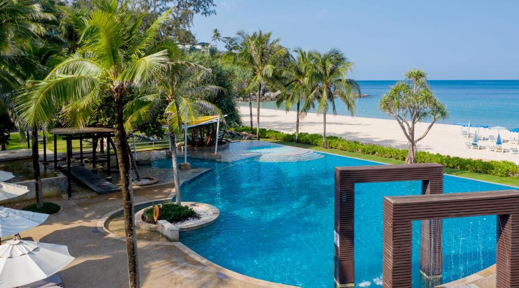 Skats uz baseinu un piekrasti Katathani Phuket Beach Resort