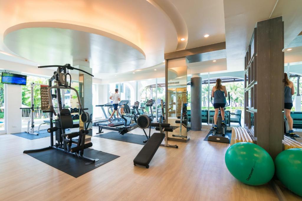 Moderns trenažieru zāle Katathani Phuket Beach Resort ar dažādām iekārtām.