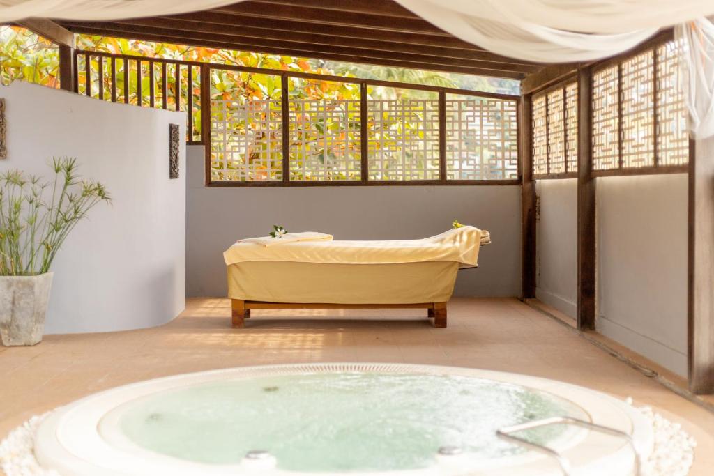 Relaksējoša spa telpa ar masāžas galdu un burbuļvannu Katathani Phuket Beach Resort
