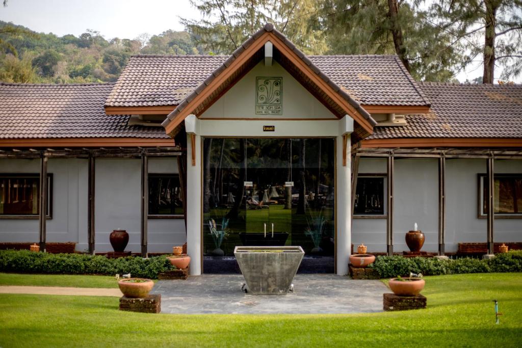 Katathani Phuket Beach Resort ieeja ar skaistu dārzu