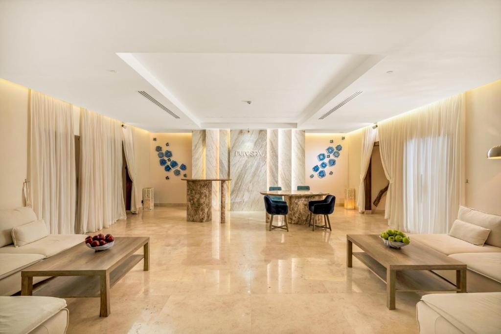 Mūsdienīgs spa interjers ar elegantām mēbelēm, dabīgām krāsām un dekoratīviem elementiem. Telpa ir gaiša un relaksējoša, radot mierīgu atmosfēru.