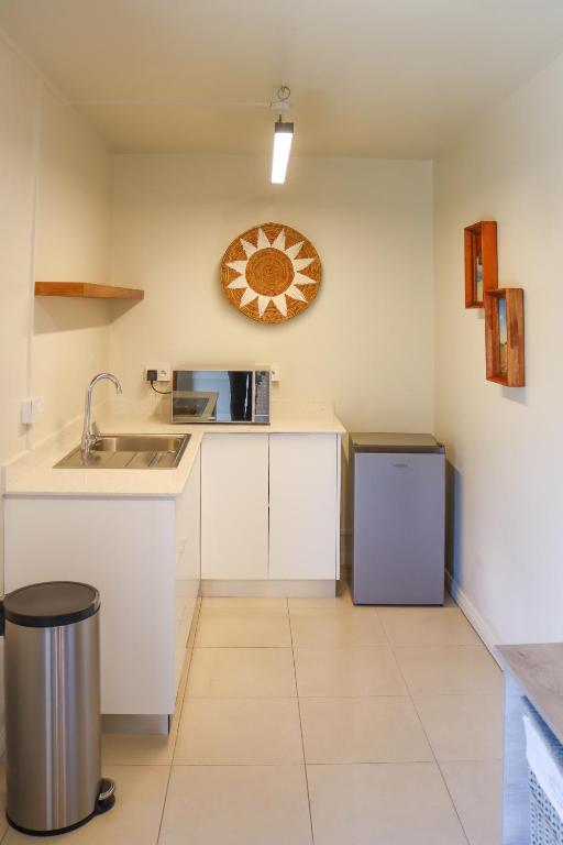 Virtuves zona Flowers of Paradise ar modernām iekārtām.