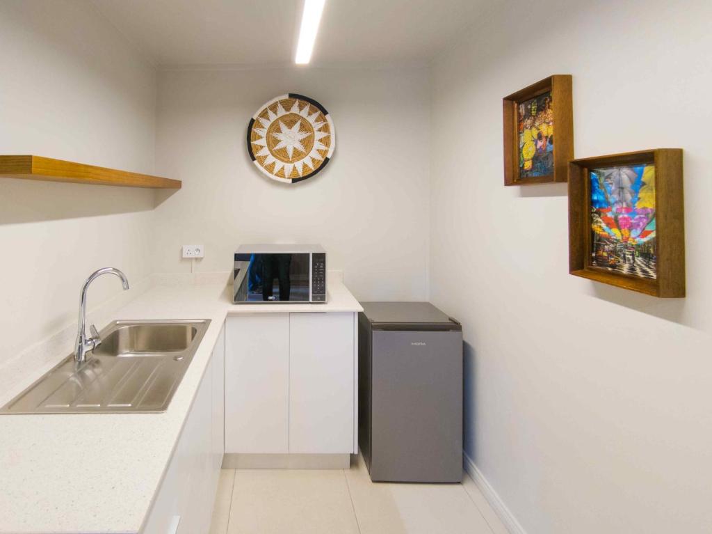 Flowers of Paradise virtuvīte ar izlietni, mikroviļņu krāsni un ledusskapi