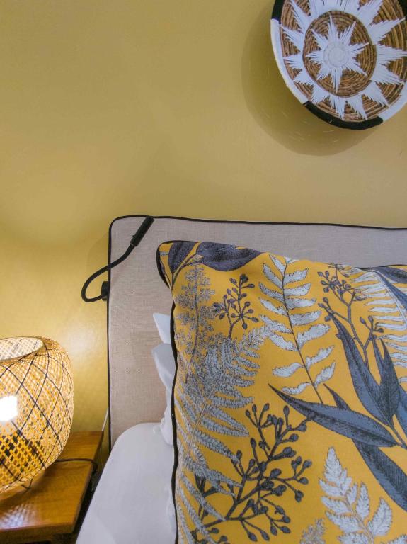 Flowers of Paradise spilvens ar botānisko dizainu uz gultas