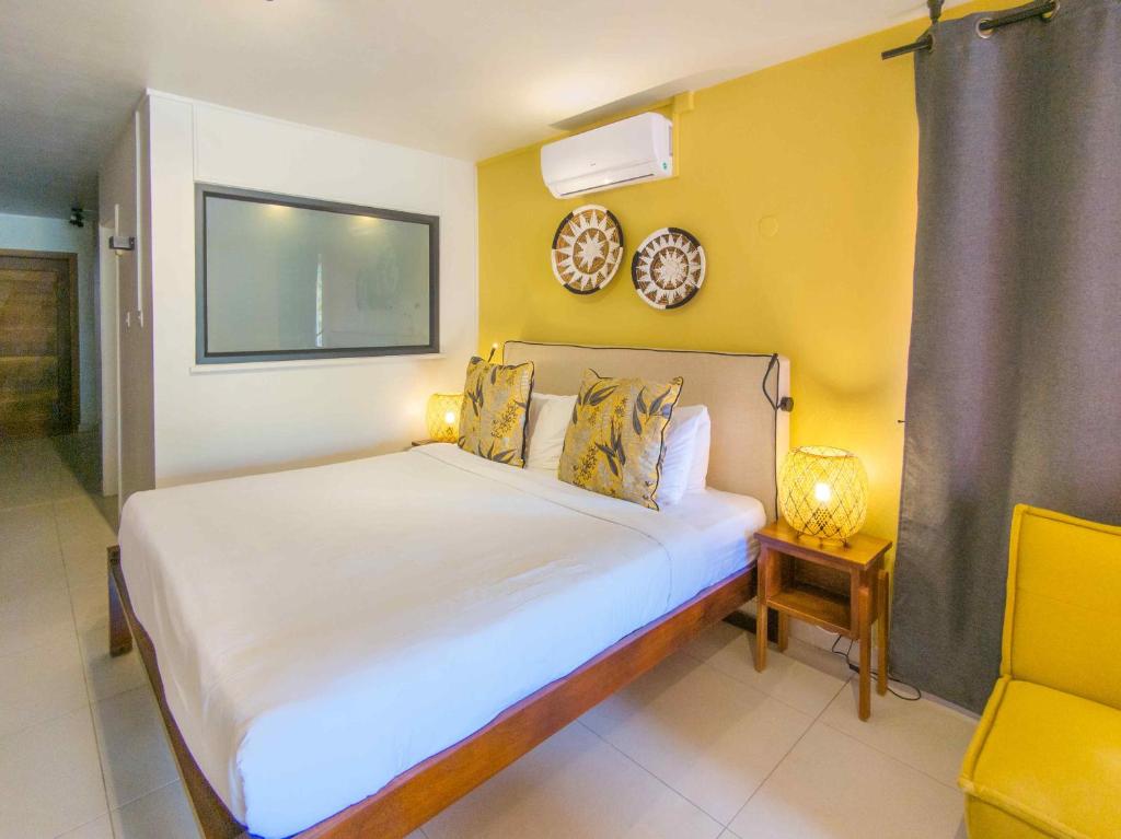 Numurs ar dzelteniem akcentiem viesnīcā Flowers of Paradise