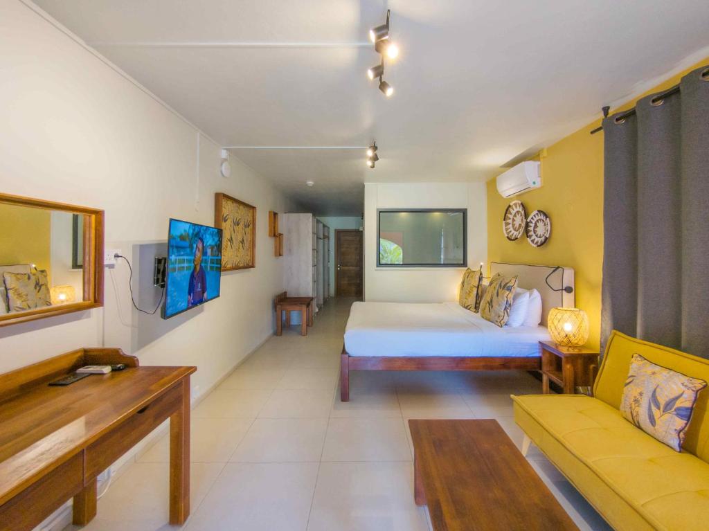 Plašs numurs Flowers of Paradise ar modernu interjeru.